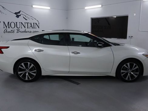 Used 2017 Nissan Maxima Platinum w/ Interior Lighting Package image 8