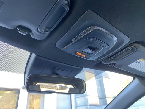 Used 2023 Toyota Corolla Cross SE image 32