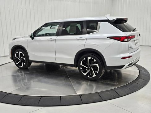 Used 2024 Mitsubishi Outlander SE AWD/4WD image 3
