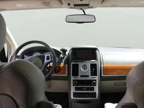 Used 2008 Chrysler Town & Country Limited w/ Entertainment Group #3 FWD image 6