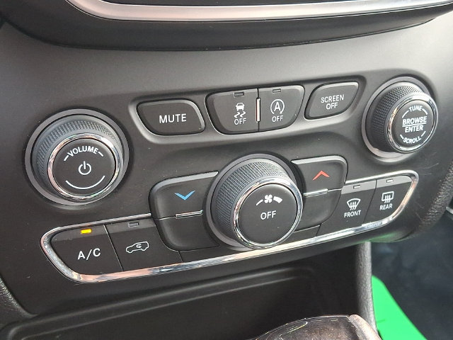 Used 2021 Jeep Cherokee Latitude Plus AWD/4WD image 15