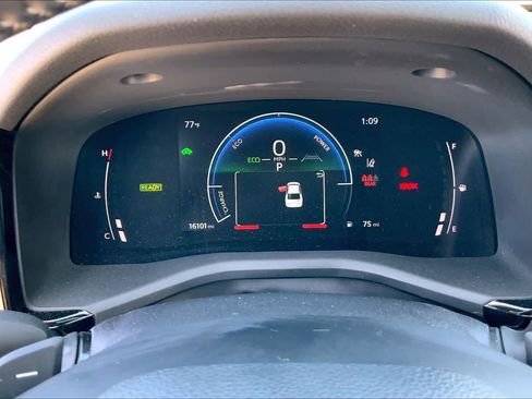 Used 2025 Toyota Camry SE w/ Convenience Package image 25