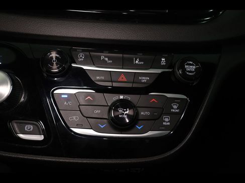 Used 2025 Chrysler Pacifica Select image 25