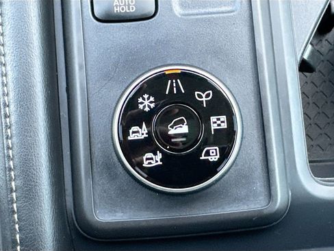 Used 2023 Nissan Pathfinder S image 17