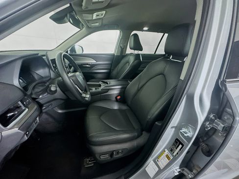 Used 2025 Toyota Grand Highlander XLE image 13