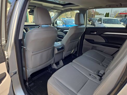 Used 2018 Toyota Highlander XLE AWD/4WD image 17