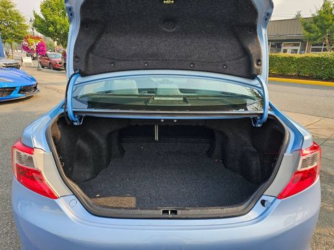 Used 2012 Toyota Camry XLE w/ Leather Pkg FWD image 10