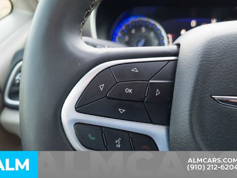 Used 2023 Chrysler Pacifica Touring-L image 12