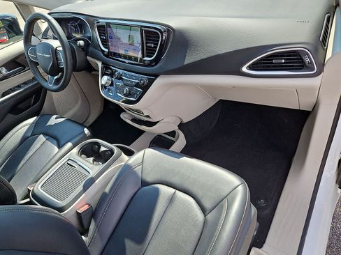 Used 2024 Chrysler Pacifica Touring-L FWD image 33