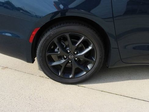 Used 2025 Chrysler Pacifica Limited FWD image 39