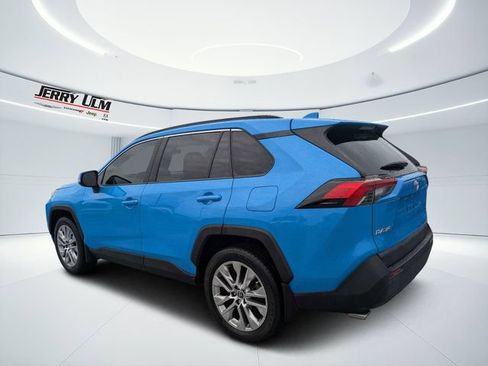 Used 2019 Toyota RAV4 XLE Premium w/ Cold Weather Package AWD/4WD image 5
