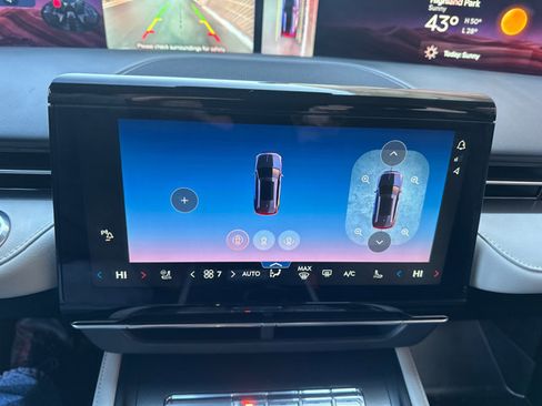 Used 2024 Lincoln Nautilus Premier image 18