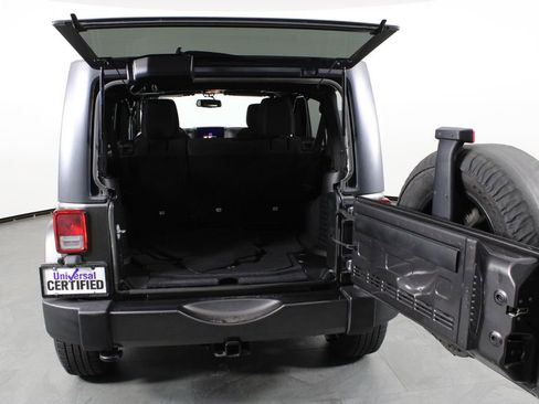 Used 2017 Jeep Wrangler Unlimited Sahara w/ Max Tow Package AWD/4WD image 16