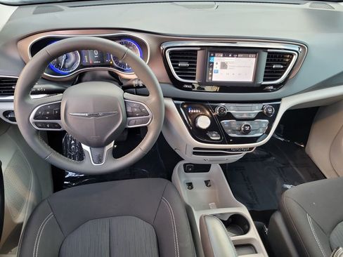 Used 2024 Chrysler Voyager LX image 4