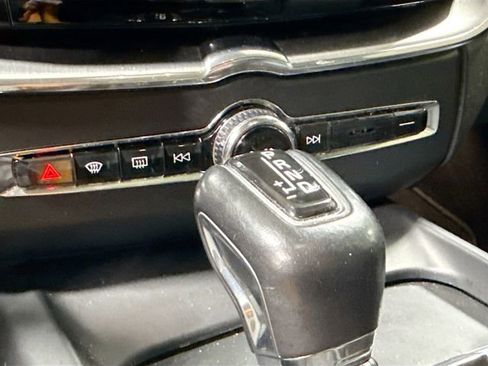 Used 2019 Volvo XC60 T5 Momentum w/ Premium Package image 19