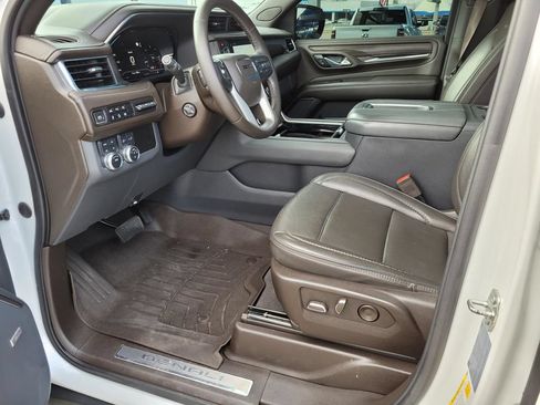 Used 2023 GMC Yukon XL Denali AWD/4WD image 2