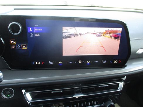 Used 2025 Chevrolet Traverse LT image 19