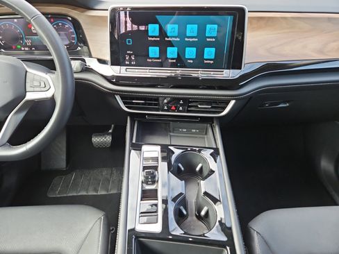 Used 2024 Volkswagen Atlas SE image 11