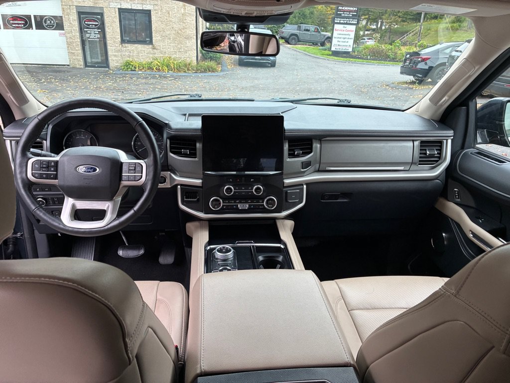 Used 2024 Ford Expedition XLT AWD/4WD image 32