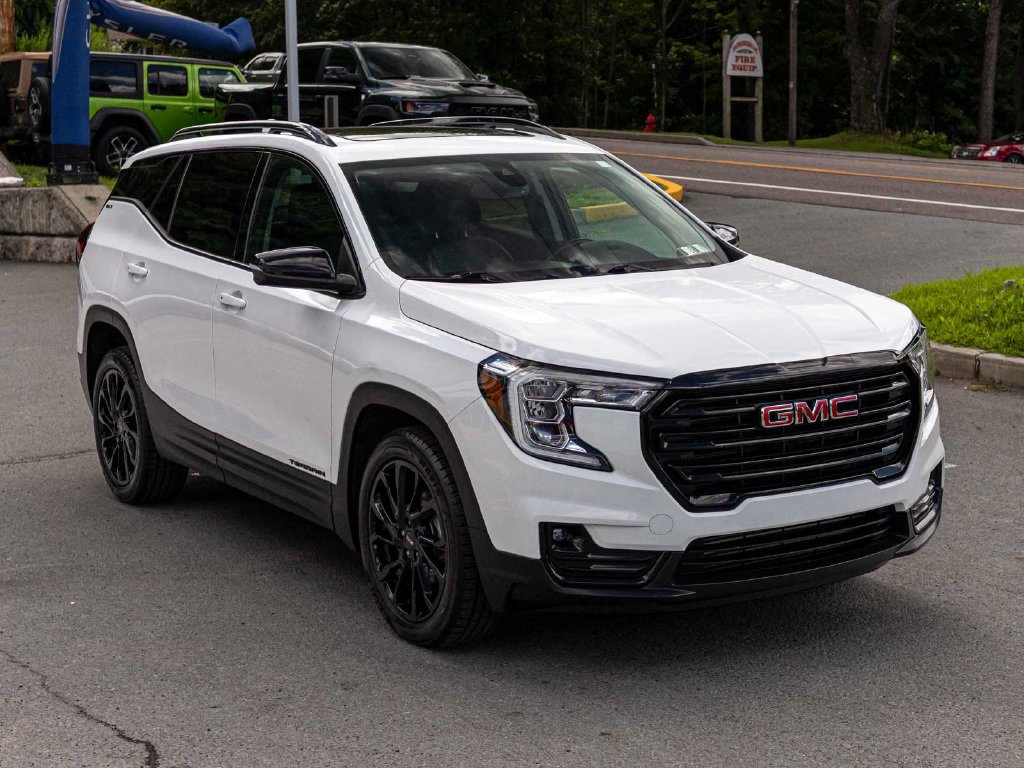 Used 2024 GMC Terrain SLT w/ Elevation Edition AWD/4WD image 3
