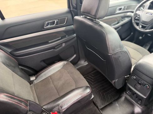 Used 2018 Ford Explorer XLT w/ Equipment Group 202A AWD/4WD image 13