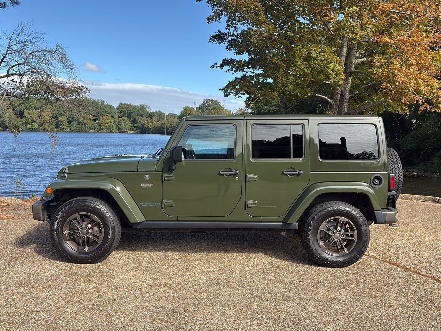 Used 2016 Jeep Wrangler Unlimited Sahara AWD/4WD image 10