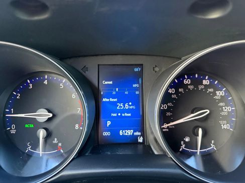 Used 2018 Toyota C-HR XLE image 11