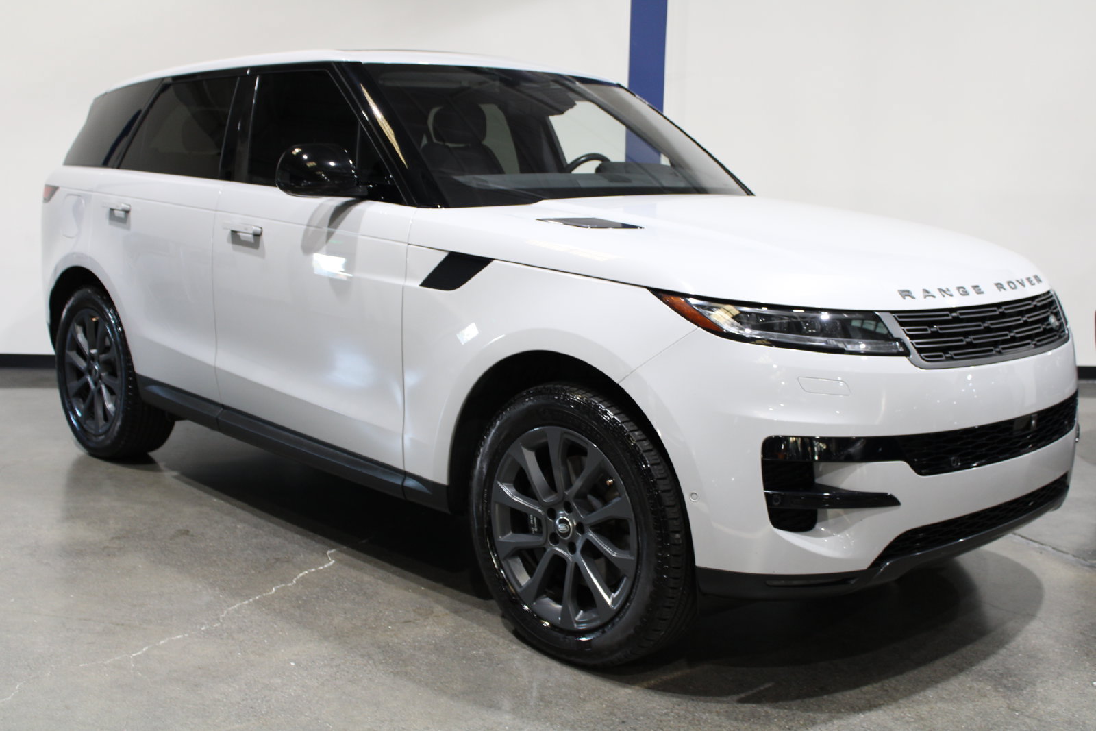 Used 2023 Land Rover Range Rover Sport SE AWD/4WD image 2