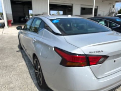 Used 2025 Nissan Altima 2.5 SR FWD image 9