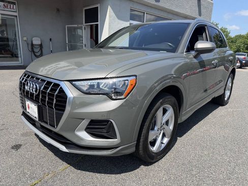 Used 2020 Audi Q3 2.0T Premium w/ Convenience Package AWD/4WD image 3