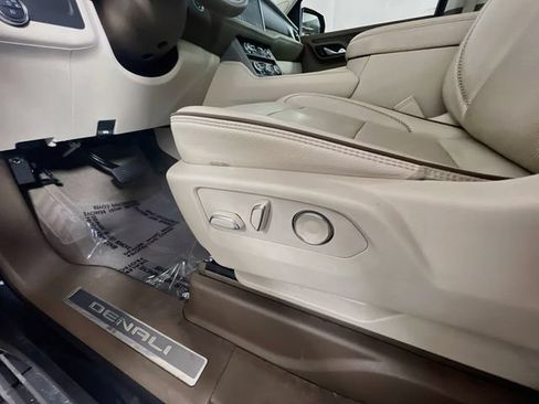 Used 2021 GMC Yukon Denali w/ Denali Premium Package AWD/4WD image 18