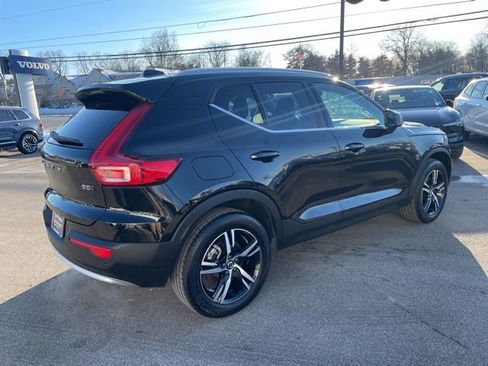 Certified 2025 Volvo XC40 B5 Core image 4