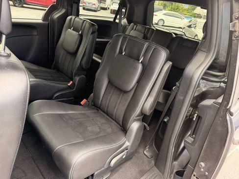Used 2018 Dodge Grand Caravan SXT w/ Blacktop Package FWD image 11