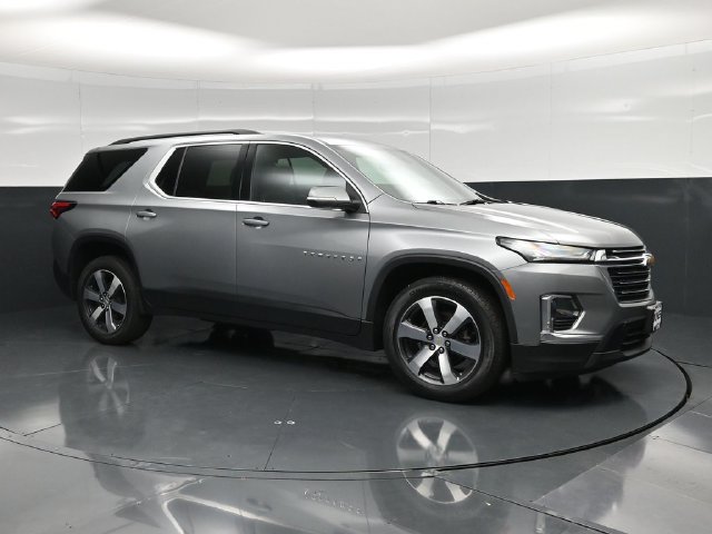 Used 2023 Chevrolet Traverse LT w/ LT Premium Package AWD/4WD image 3