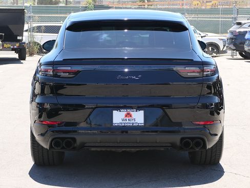 Used 2023 Porsche Cayenne Coupe AWD/4WD image 5