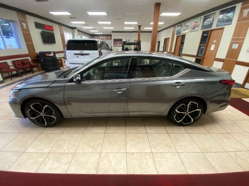 Used 2023 Nissan Altima 2.5 SR FWD image 4