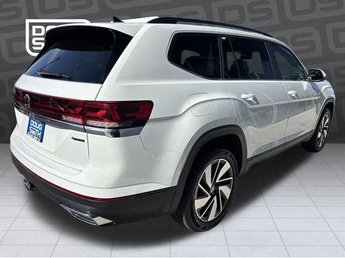 Used 2024 Volkswagen Atlas SE AWD/4WD image 2