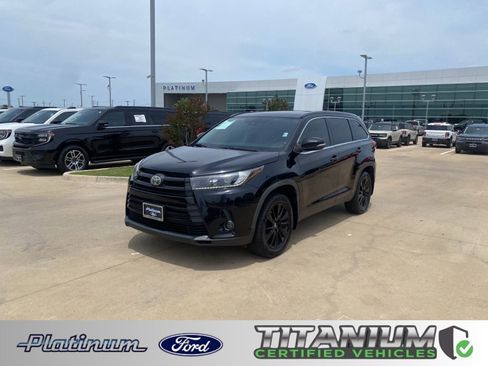 Used 2019 Toyota Highlander SE FWD image 1