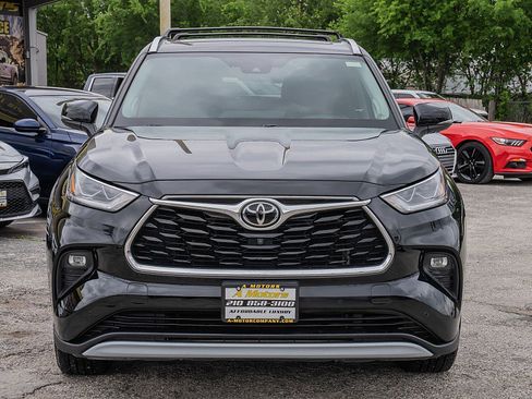 Used 2022 Toyota Highlander Platinum FWD image 2