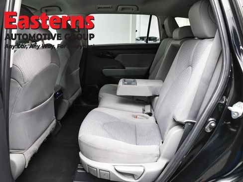 Used 2022 Toyota Highlander LE AWD/4WD image 23