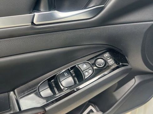 Used 2024 Nissan Altima 2.5 SR w/ SR Premium Package FWD image 7
