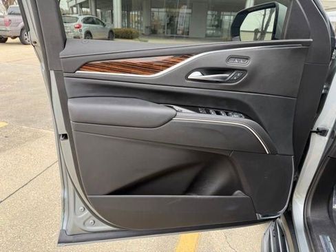 Used 2024 Cadillac Escalade ESV Luxury RWD image 16