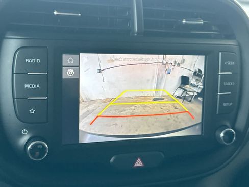 Used 2025 Kia Soul LX w/ LX Technology Package FWD image 19