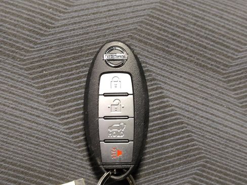 Used 2016 Nissan Rogue SV w/ SV Premium Package image 32