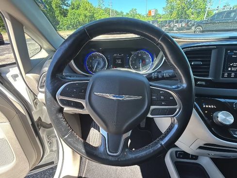 Used 2019 Chrysler Pacifica Touring-L FWD image 12