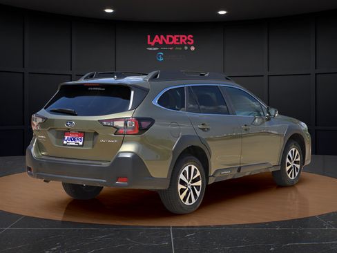 Used 2025 Subaru Outback Premium AWD/4WD image 4