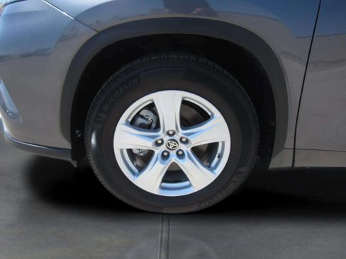 Used 2023 Toyota Highlander LE FWD image 4