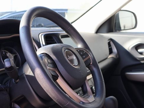 Used 2018 Jeep Cherokee Latitude image 24