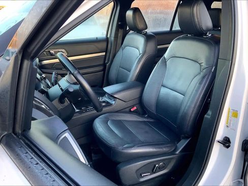 Used 2018 Ford Explorer XLT w/ Equipment Group 202A image 7