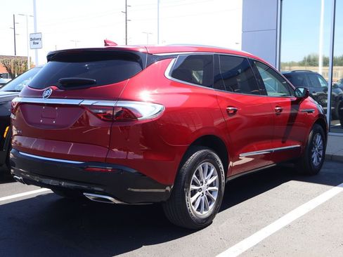 Used 2024 Buick Enclave Essence image 8